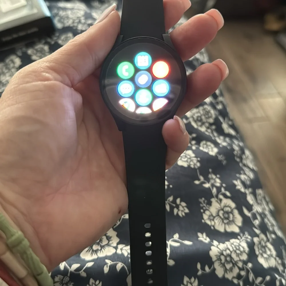 Samsung smart watch 4 -40 mm in excellent cond. Black band and extra metal band